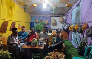 Peringati HUT Pino Raya, Kades Pagar Gading Suguhkan Kerajinan Tangan khas Desanya