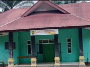 Masih Jam Kerja, Kantor Desa Kayu Ajaran Tergembok, Hamdan Meradang TERGEMBOK : Tampak kondisi Kantor Desa Kayu Ajaran Kecamatan Ulu Manna sudah Tergembok saat masih jam kerja, Jumat (3/11) sekira pukul 10.40 WIB.
