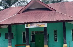 Masih Jam Kerja, Kantor Desa Kayu Ajaran Tergembok, Hamdan Meradang TERGEMBOK : Tampak kondisi Kantor Desa Kayu Ajaran Kecamatan Ulu Manna sudah Tergembok saat masih jam kerja, Jumat (3/11) sekira pukul 10.40 WIB.