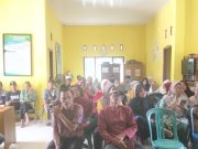 Bagikan Insentif Desa, Kades Pagar Gading Yopi Ingatkan Agar Saling Bersinergi