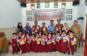 Pemdes Bandung Ayu Berikan Bantuan Kepada Murid PAUD.